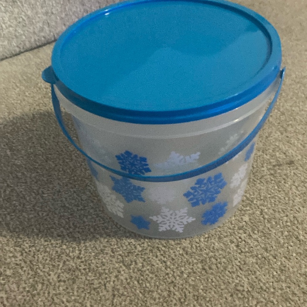 4 inch by 4 inch plastic bucket Christmas